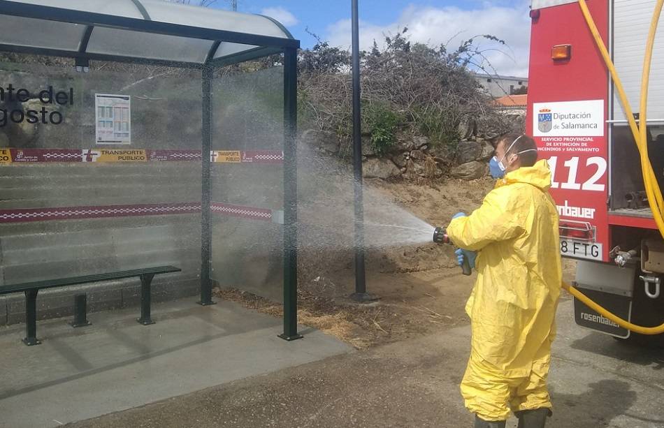 Efectivos de los Bomberos de la Diputación desinfectando una parada de autobús durante la pandemia. Archivo