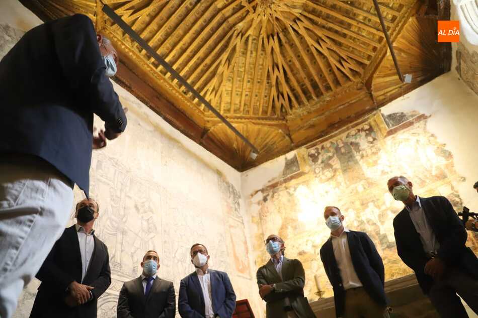 Visita a la iglesia de Carrascal de Velambélez para inaugurar la nueva iluminación. Foto: Lydia González