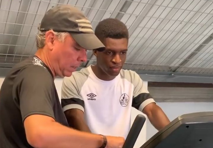 Bouba Carry, en el gimnasio del Helmántico junto a Pepe Losada / Salamanca UDS