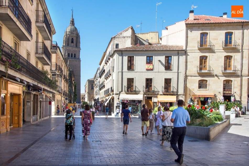 Gente paseando por el centro de la ciudad de Salamanca en una imagen de archivo