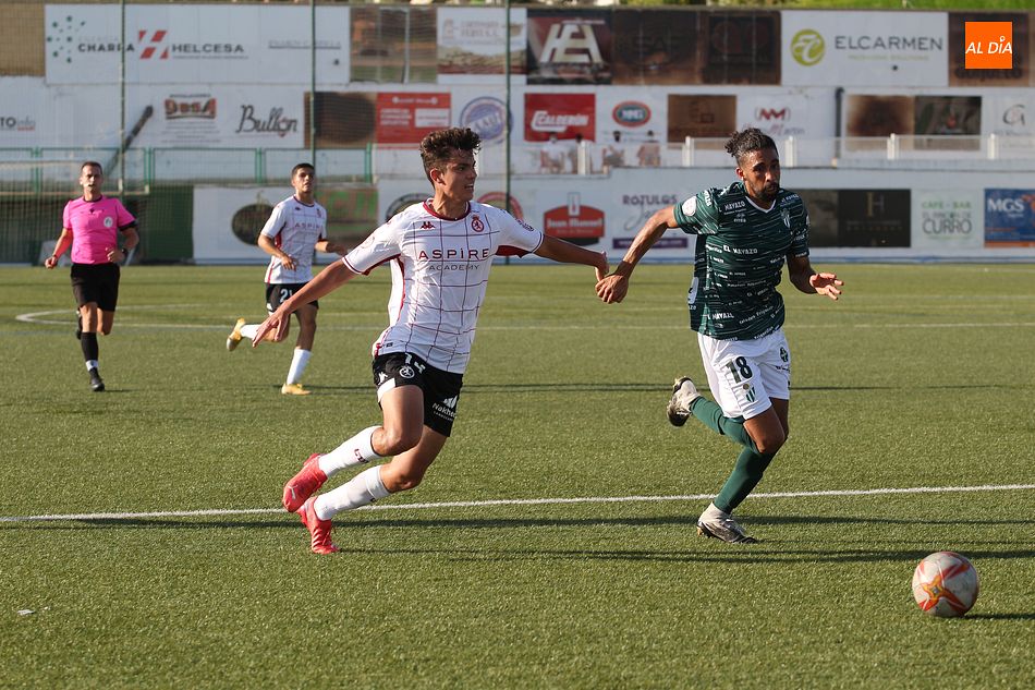 Achi corre a por un balón en el partido del Guijuelo / Kiko Robles