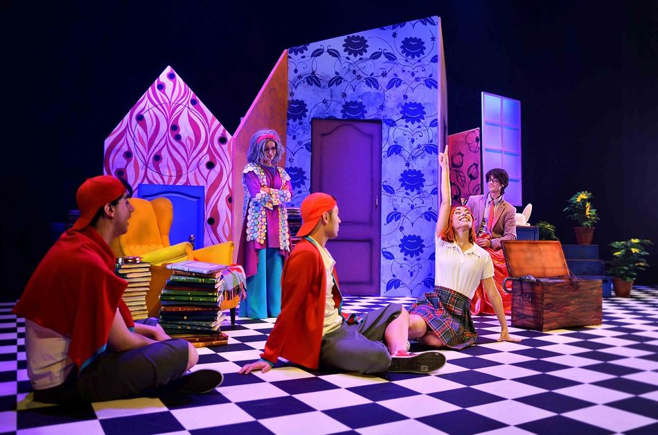 Alicia en el musical de las maravillas es un viaje que va desde las pantallas a los libros, desde el youtube al poder de la imaginación