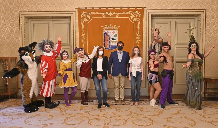 Las concejalas de Familia e Igualdad de Oportunidades y de Salud Pública, Ana Suárez y María José Fresnadillo, acompañadas por artistas de ‘Stellar Circus’