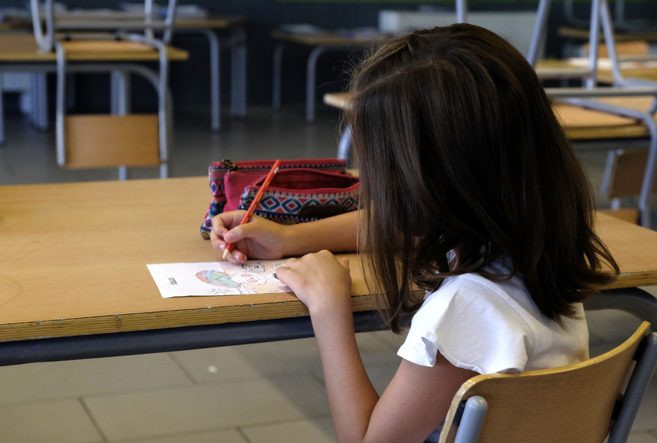 Imagen del pasado curso escolar de una alumna en un aula