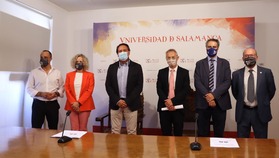 El convenio ha sido rubricado en la mañana de hoy en el Rectorado por el rector, Ricardo Rivero, y Jorge Recio, presidente del Club Baloncesto Perfumerías Avenida