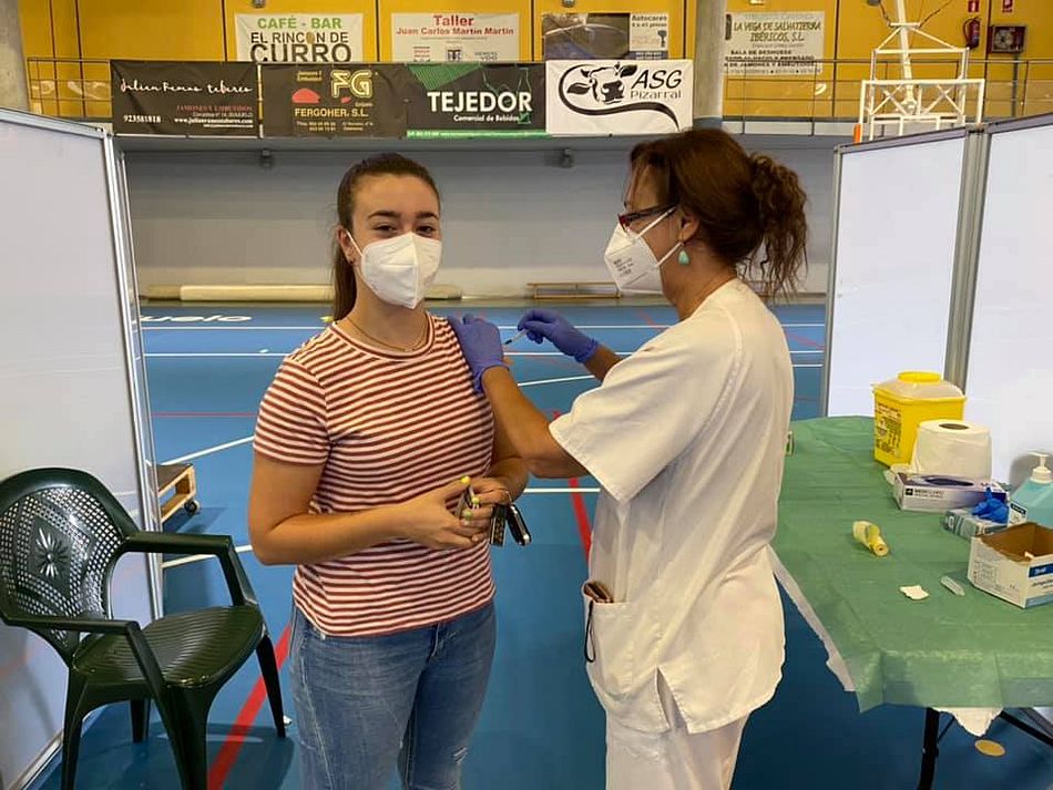 El 20 % de población que aún no se ha vacunado está acudiendo a las citas en el pabellón guijuelense - Fotos: Ayto. Guijuelo