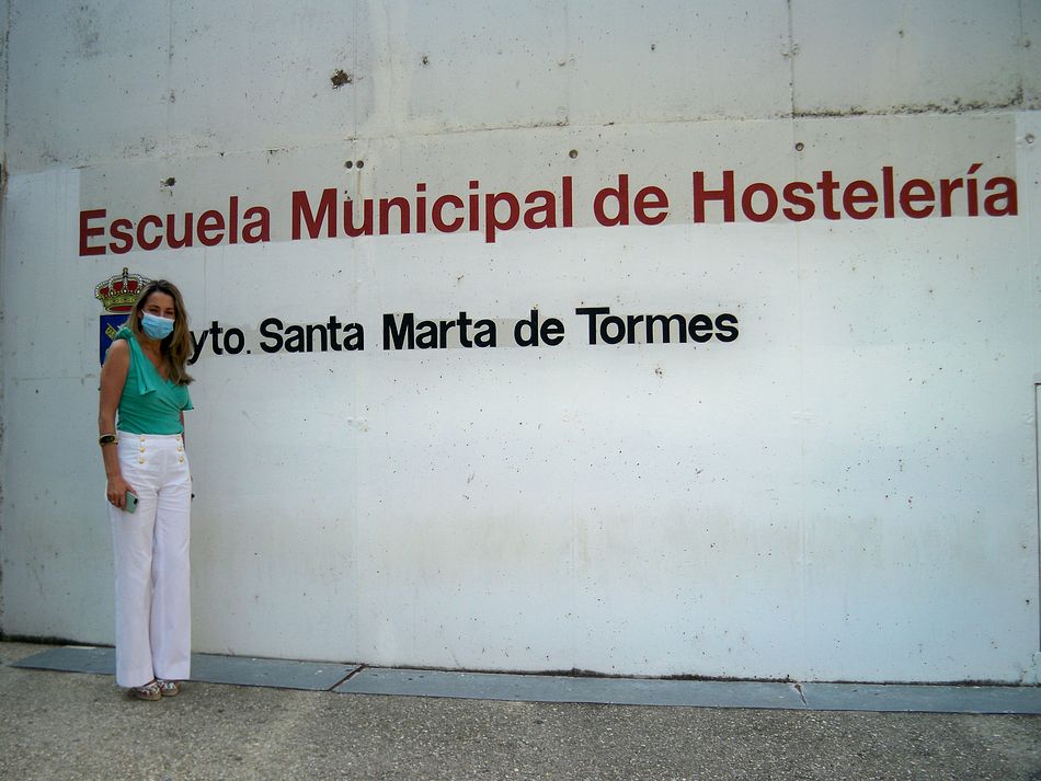 Marta Labrador, concejala de Fomento, en la Escuela de Hostelería - Ayto. de Santa Marta