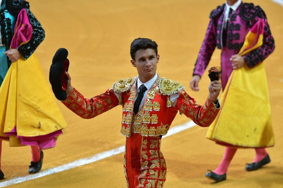 Manuel Diosleguarde da la vuelta al ruedo triunfante - Fotos Fundación Toro de Lidia