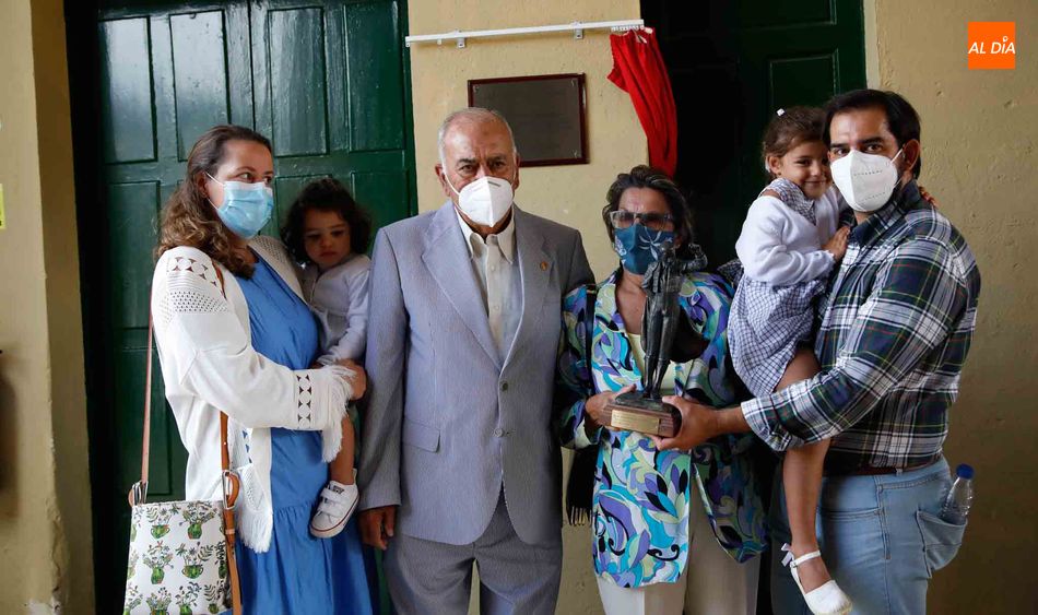 El doctor Luis Ortega, junto a su familia, al lado de la placa que recuerda su trayectoria en la Glorieta. Foto de Miguel Hernández Corral