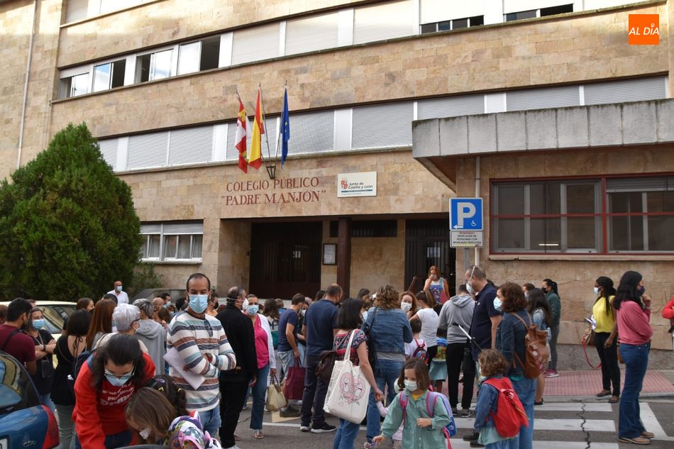 Ambiente en una de las entradas del CEIP Padre Manjón, junto al paseo de Canalejas. Foto de Vanesa Martins