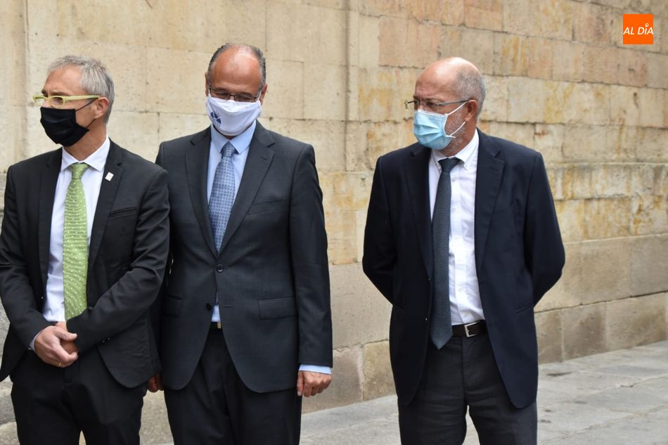 El vicepresidente y portavoz de la Junta de Castilla y León, Francisco Igea, junto al presidente de las Cortes regionales, Luis Fuentes, en el Patio de Escuelas. Foto de Vanesa Martins