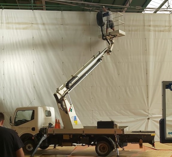 La lona, en medio de la pista / Fotos: Aquimisa Basket