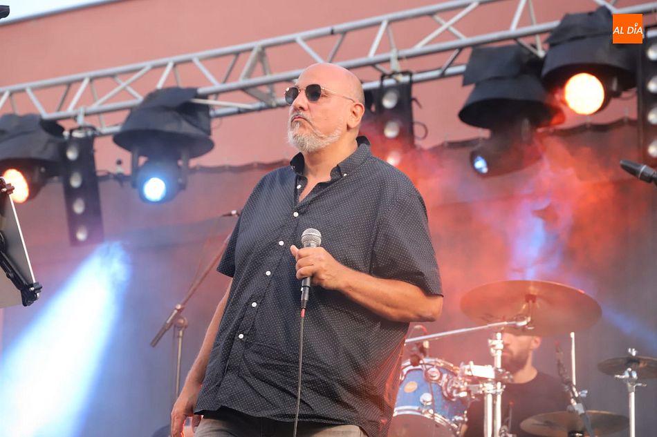 El grupo salmantino interpretó una selección de versiones de grupos de rock legendarios - Fotos: Lydia González