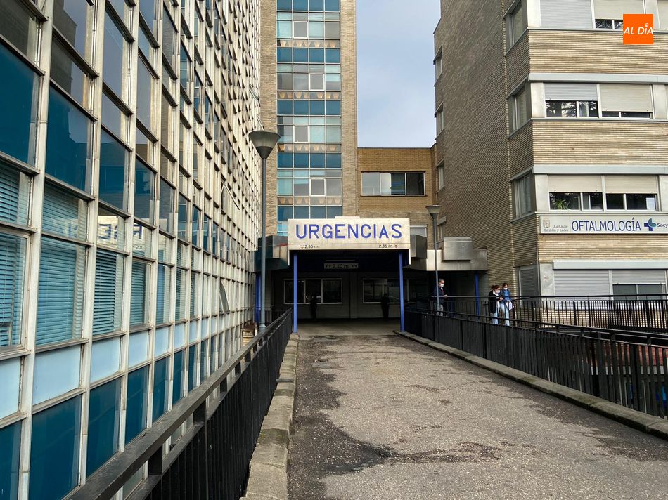 Entrada al servicio de Urgencias del hospital Virgen de la Vega, que esta mañana ya no tenía actividad. Foto de Vanesa Martins