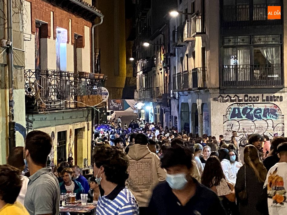 Aglomeraciones de jóvenes en la calle Varillas. Foto de Vanesa Martins
