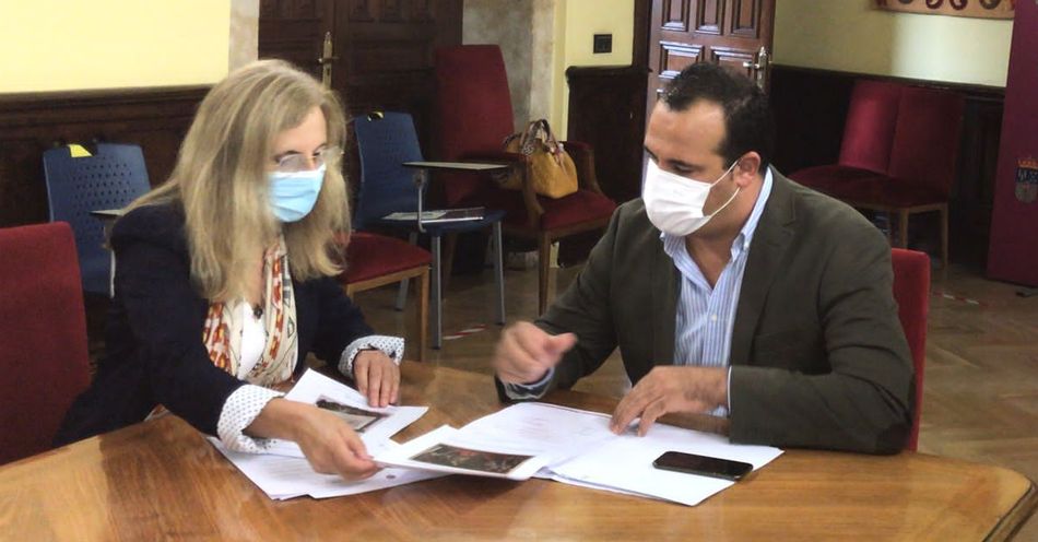 Reunión del diputado de Cultura, David Mingo, con la alcaldesa de Alba de Tormes, Concepción Miguélez, en el Palacio de la Salina