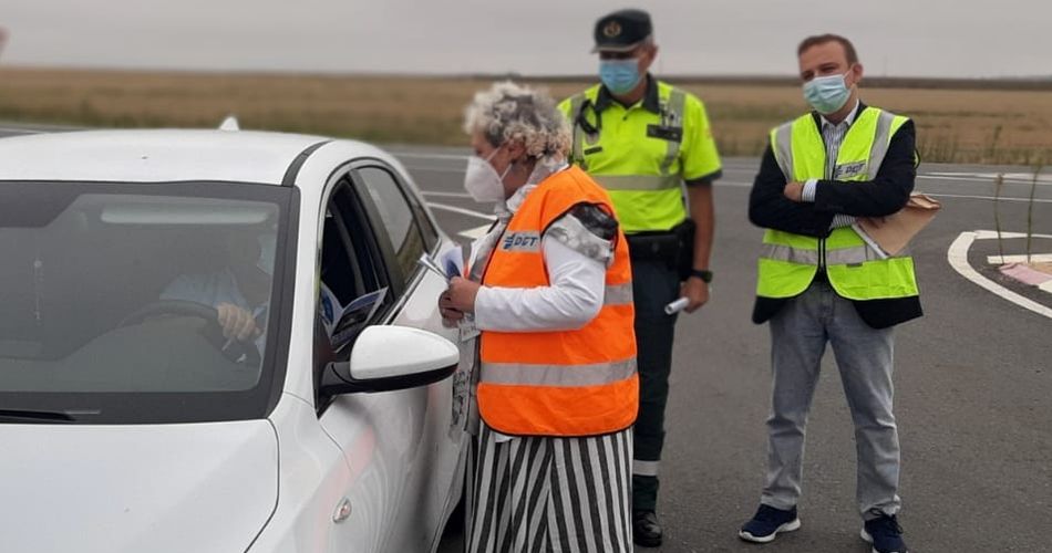 La subdelegada del Gobierno en Salamanca, Mª Encarnación Pérez, informando a un conductor, en Doñinos, sobre esta nueva Campaña de la DGT sobre Distracciones al Volante
