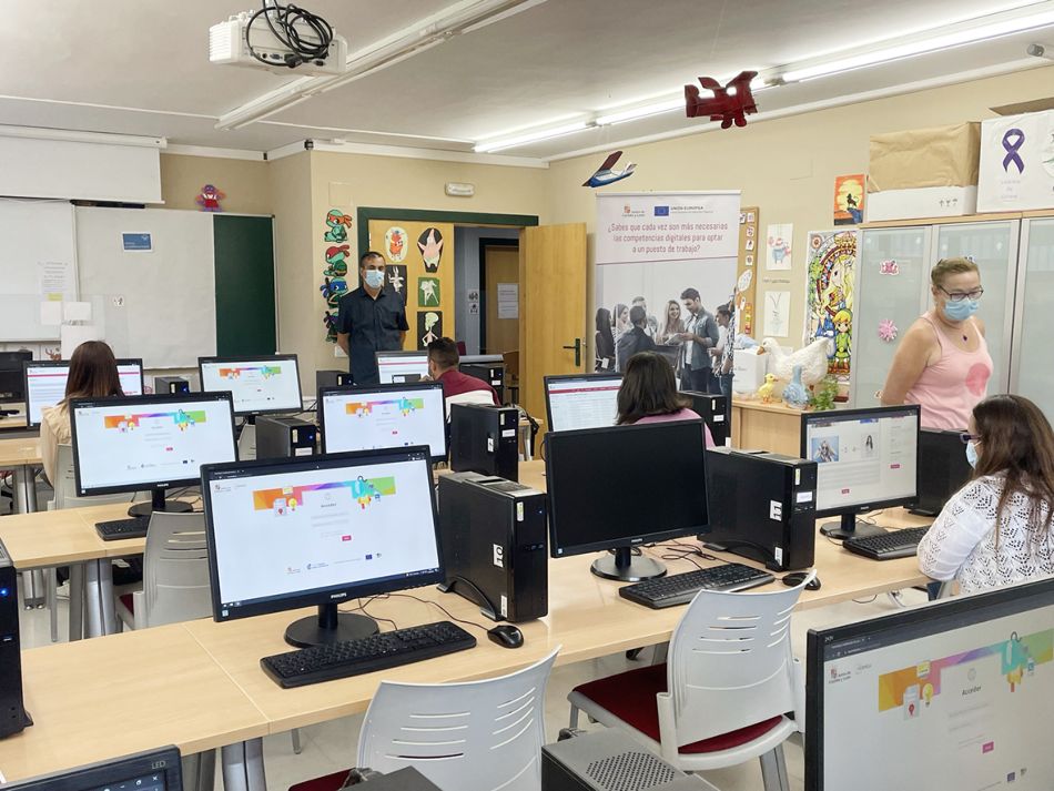 Varios vecinos obtuvieron su certificado de competencias digitales - Ayto. Carbajosa