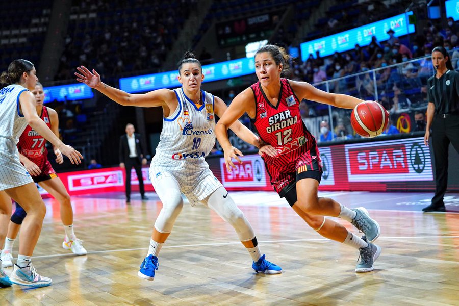 Mia Masic, ante una rival / FEB