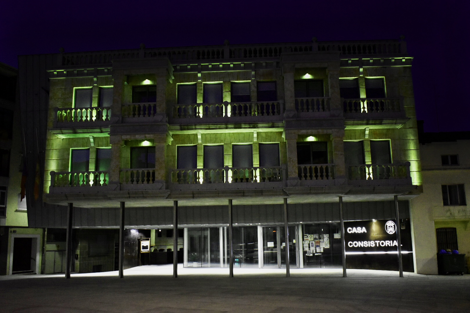 La fachada del Ayuntamiento de Guijuelo luce en verde en solidaridad con el Alzheimer
