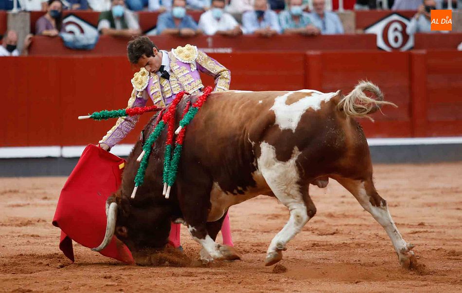 Alejandro Marcos lidiando el toro Gandillito premiado como Toro de Oro de esta edición | Foto: M. Hernández