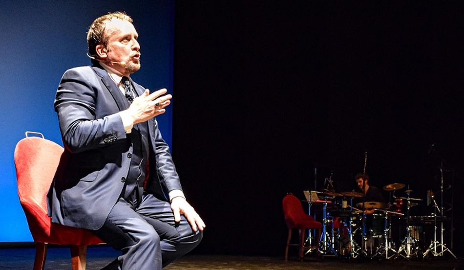 Fernando Cayo es actor, director y músico español de amplia formación