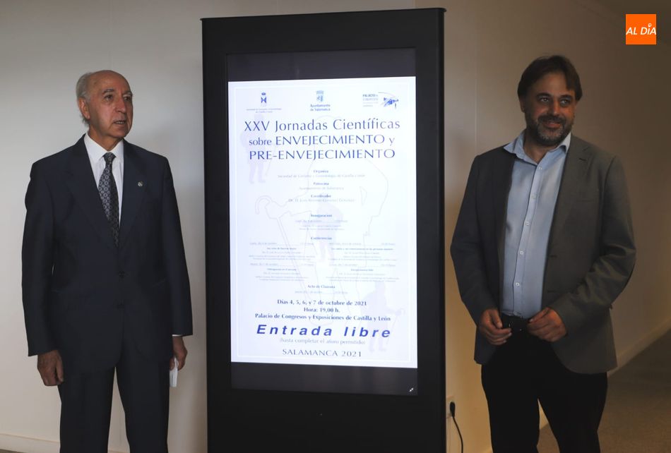 Presentación de estas jornadas con el concejal de Turismo, Fernando Castaño, y el doctor Juan Antonio González, presidente de honor de la Sociedad de Geriatría y Gerentología de Castilla y León. Foto de Lydia González