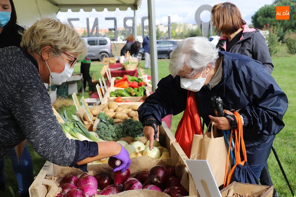 Los primeros clientes ya han adquirido productos ecológicos en Salamanca - Fotos: Lydia González