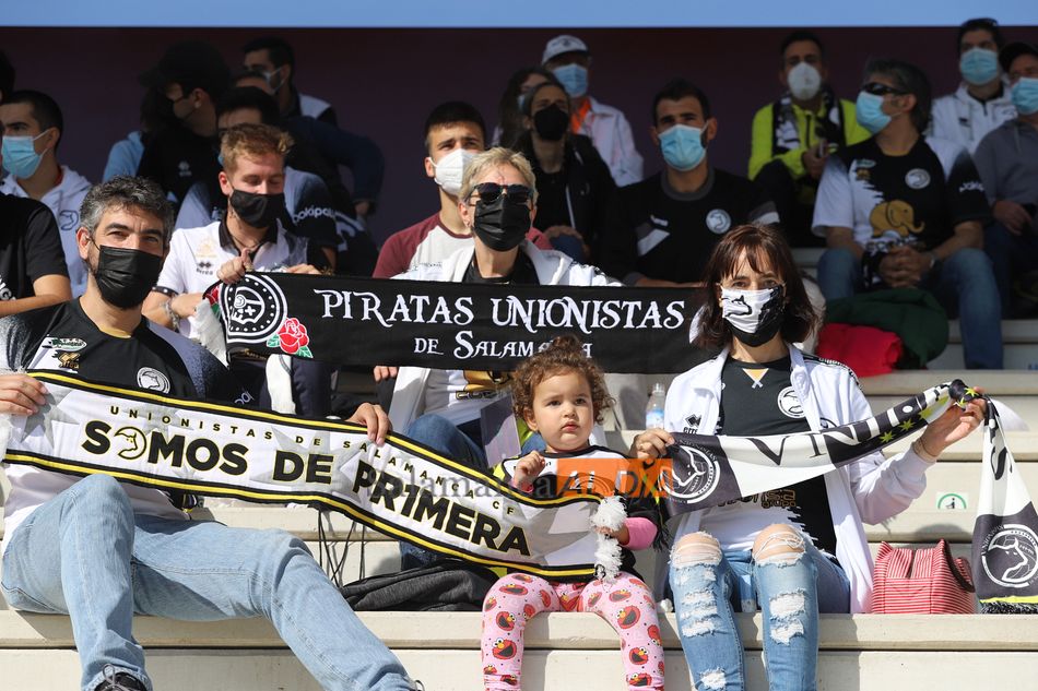 Un grupo de aficionados de Unionistas de diferentes edades / Lydia González