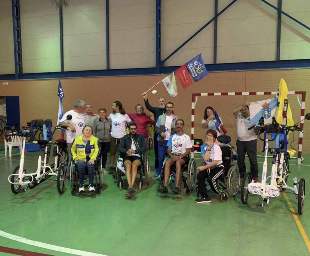 Los integrantes de la asociación Discamina durante su parada en Peñaranda para descansar en el pabellón del colegio Severiano Montero