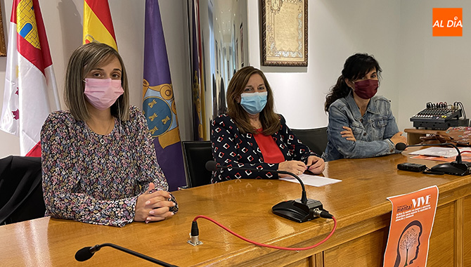 La alcaldesa Carmen Ávila, junto a la concejala Fátima Manzano y la técnico Susana Moreno presentaban el nuevo Programa Vive