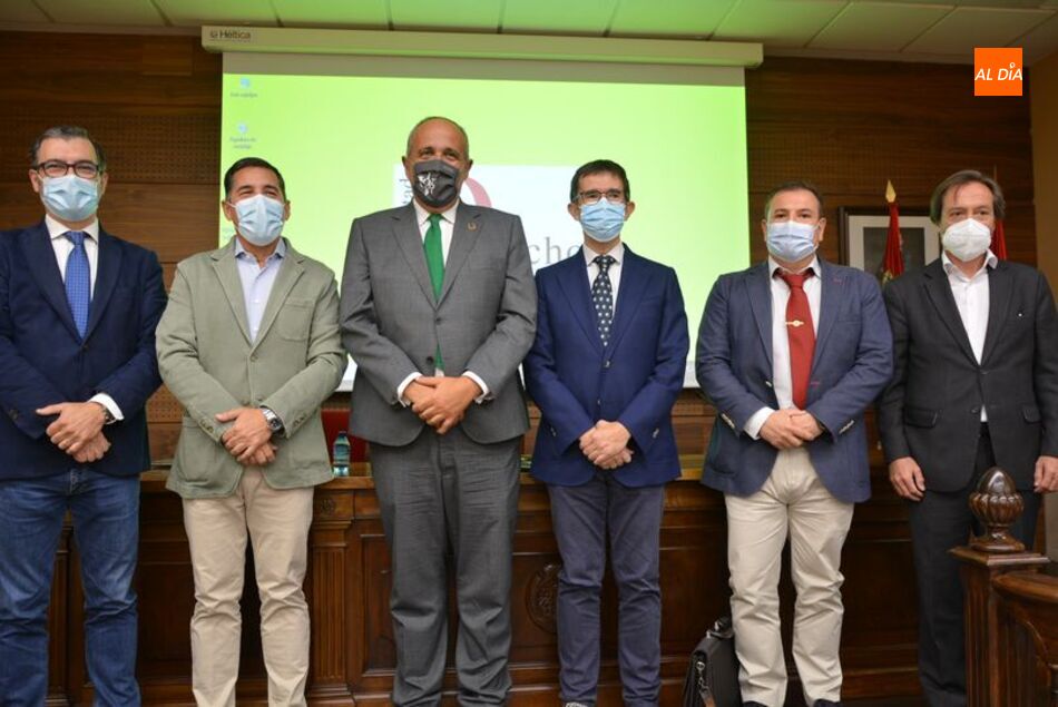 Intervinientes en la jornada sobre la regulación del sector eléctrico que ha tenido lugar en la Facultad de Derecho. Foto: Vanesa Martins