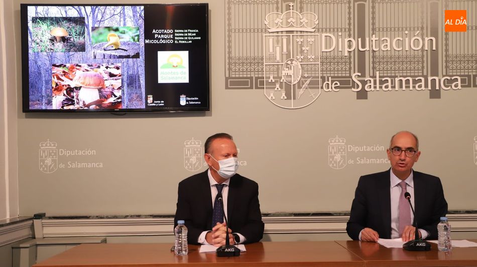El presidente de la Diputación de Salamanca, Javier Iglesias, a la derecha, en la rueda de prensa de este jueves. Foto de Lydia González