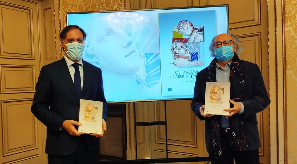 El poeta Antonio Colinas (d) junto al alcalde de Salamanca, Carlos García Carbayo (i), en la presentación de su nuevo libro. Foto EP