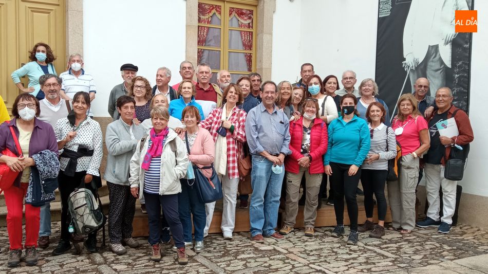 Los antiguos universitarios en el patio de la Casa de los Condes de Lumbrales / E. Corredera