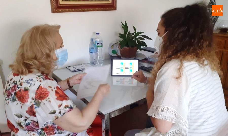 María Encarnación Sánchez (usuaria de este programa), junto a Yaiza Hernández (profesional de Salamanca Acompaña). Foto de Lydia González