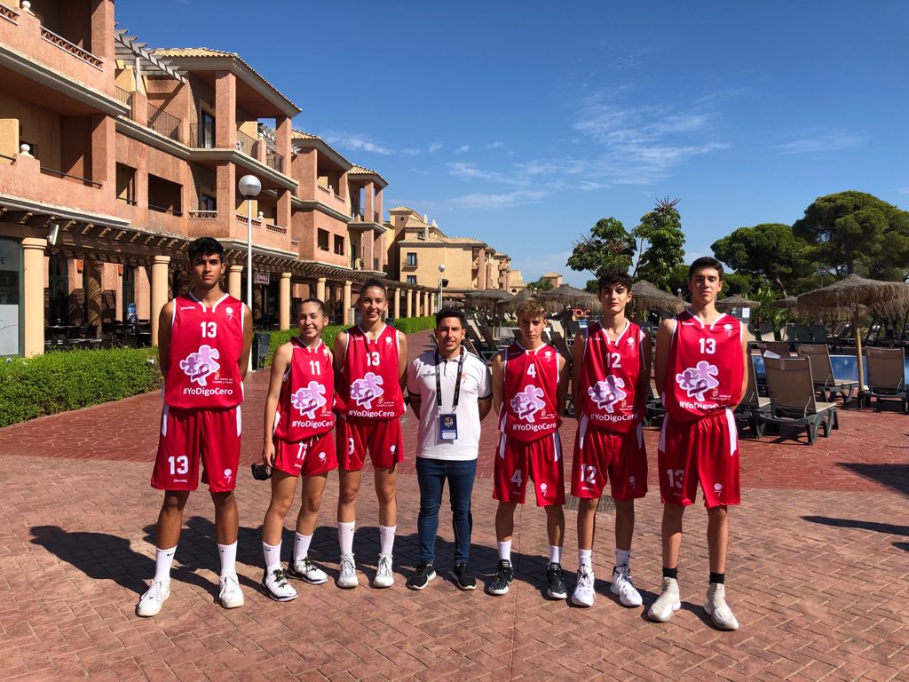 Los jugadores y el técnico posan para una foto