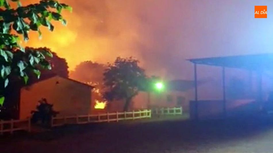 Un incendio amenaza al complejo turístico de Aldeaduero en Saucelle