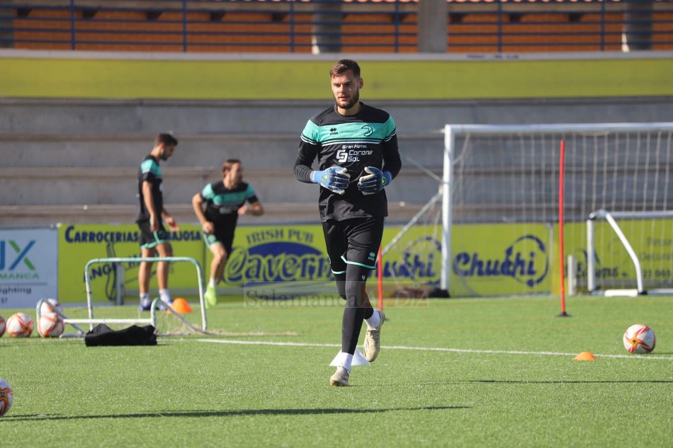 Florentin Bloch corre hacia su portería / Lydia González