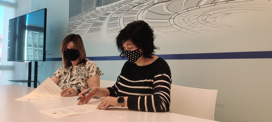 La edil Esther Casado en la firma de este convenio