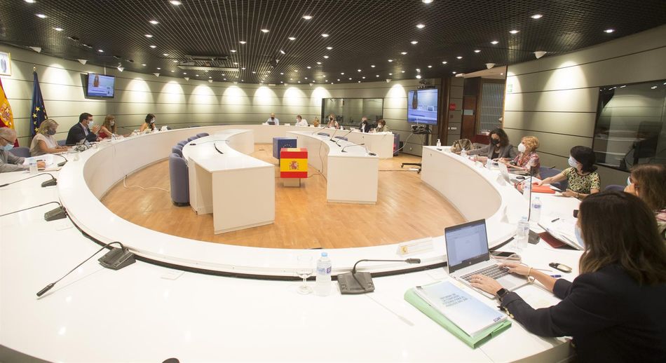 Representantes de Trabajo, CCOO, UGT, CEOE y Cepyme reunidos este miércoles para abordar la subida del SMI. - MINISTERIO DE TRABAJO