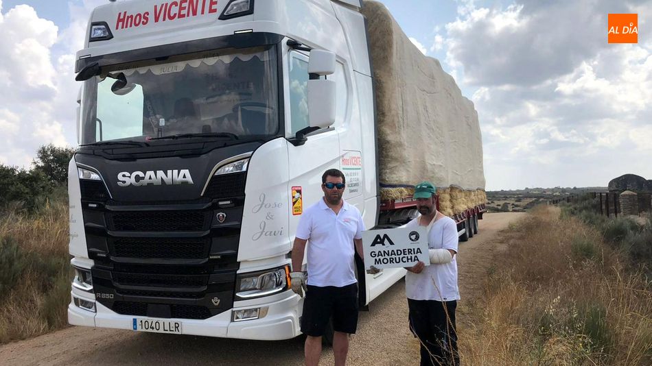 Llega el primer camión de paja a San Felices de los Gallegos procedente de Villoria