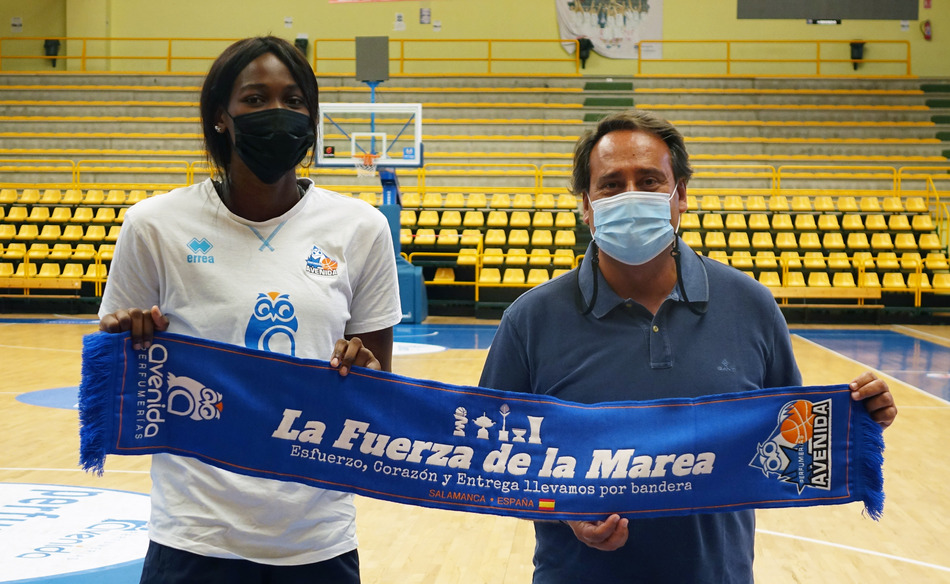 Nogaye junto al presidente del club, Jorge Recio, en su presentación