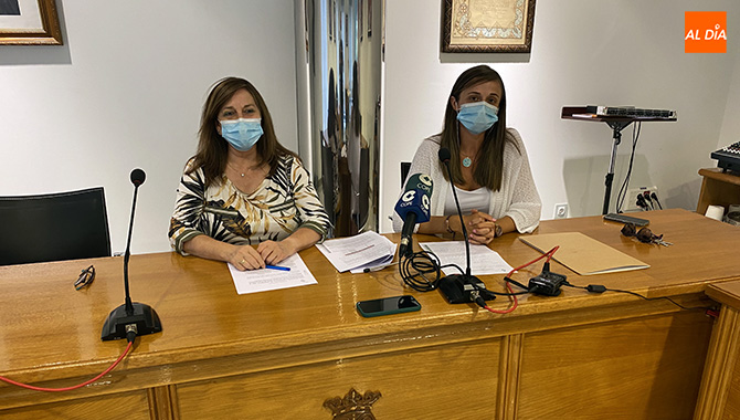 La alcaldesa de Peñaranda, Carmen Ávila, y la concejala de Educación, Fátima Manzano, presentaban las ayudas municipales al transporte, libro de texto y material