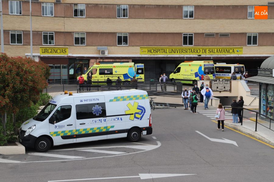 Acceso principal al Hospital Clínico Universitario de Salamanca. Foto de archivo