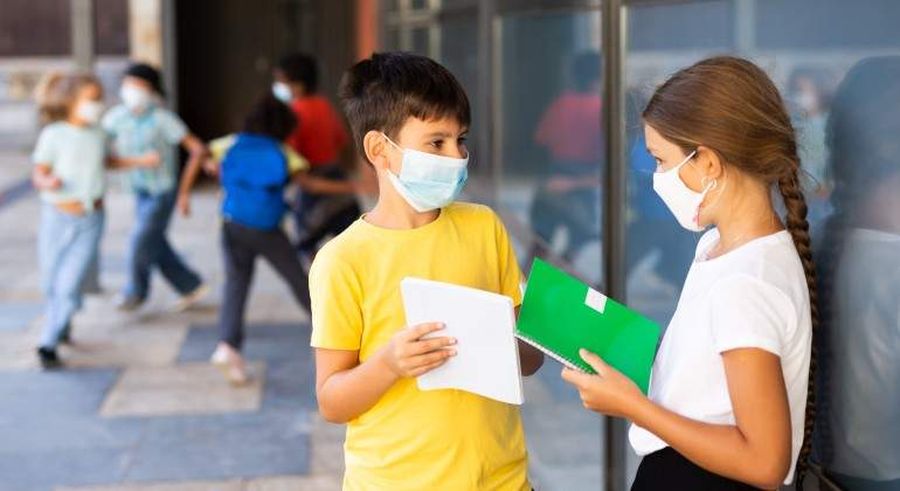 Cualquier persona enferma (ya sean niños, docentes u otro personal adulto) no debe acudir a la escuela en caso de enfermedad, por lo menos hasta que se demuestre que no está infectada por el SARS-CoV-2; y si lo está hasta completar aislamiento