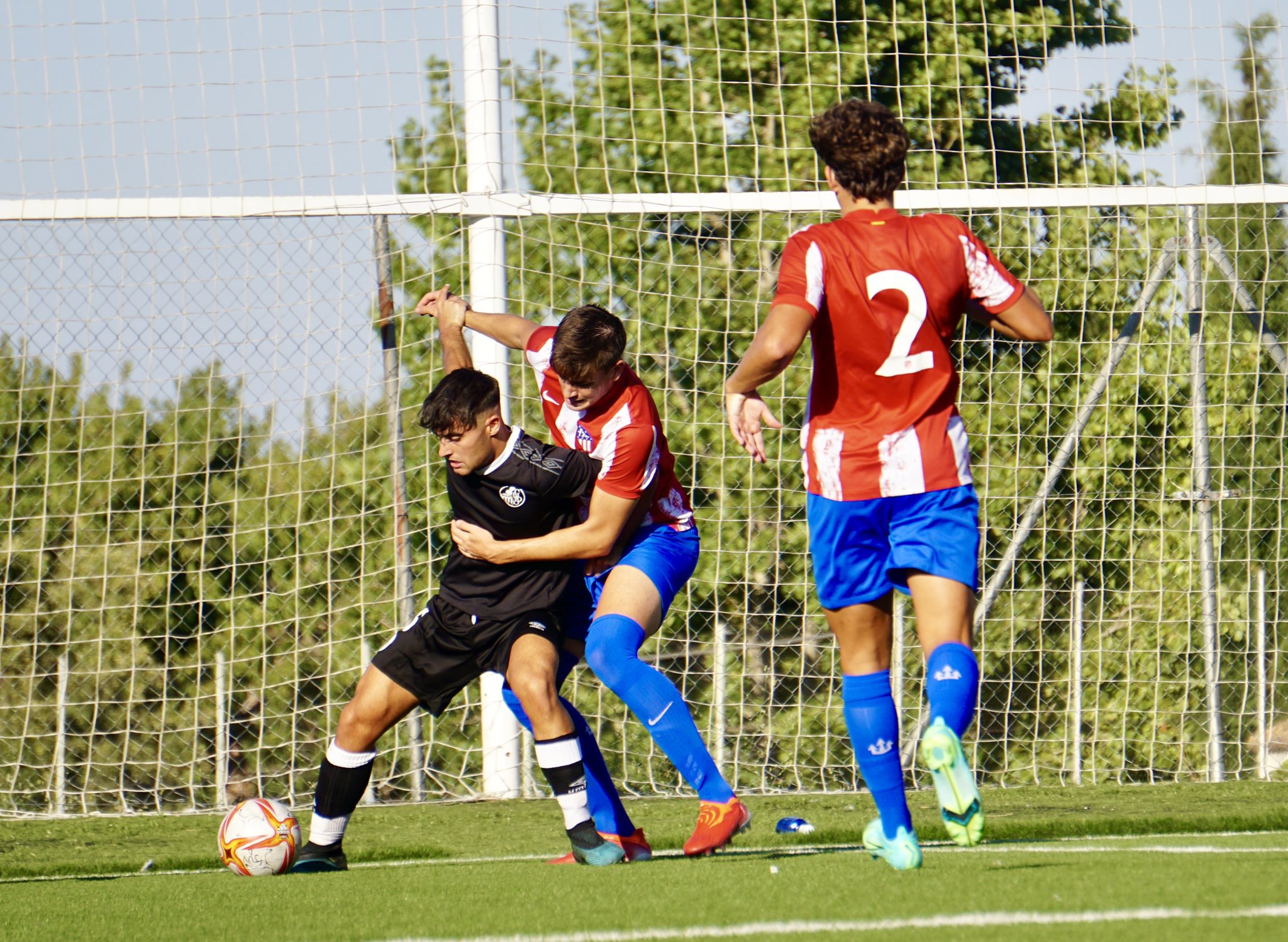 Ribeiro, presionado por dos jugadores del Atleti / Salamanca CF UDS