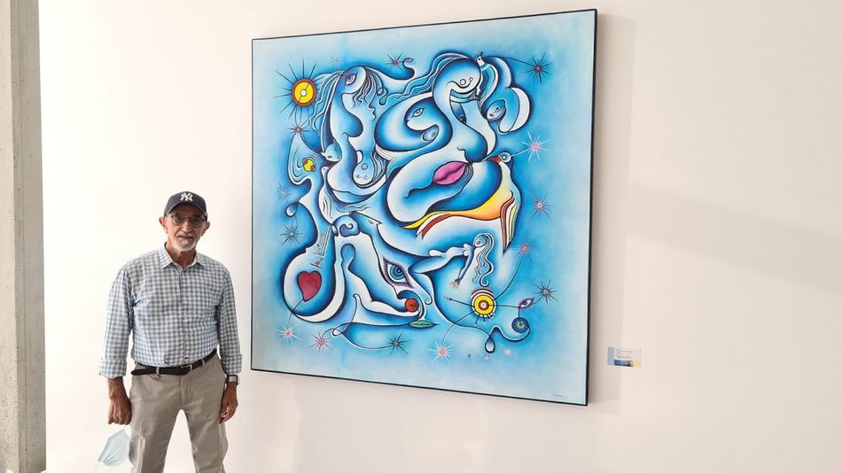 José María Lucas Luis, pintor autodidacta nacido en Galisancho, junto a una de sus obras