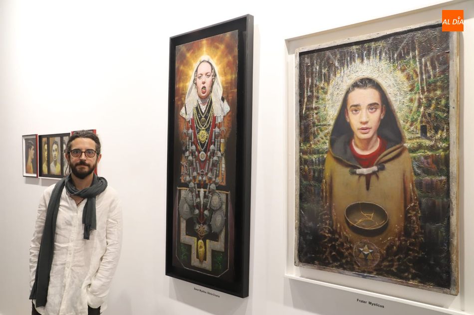 Víctor Sánchez junto a algunas de sus obras en el Museo de Salamanca. Foto de Lydia González