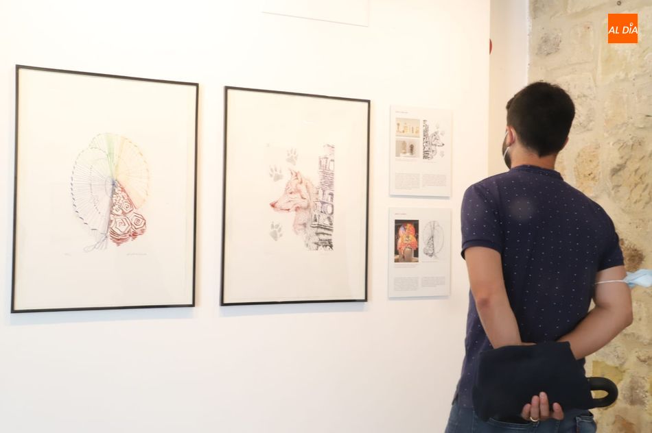 Uno de los visitantes en la sala de La Salina para ver la muestra El grabado con láser. Foto de Lydia González